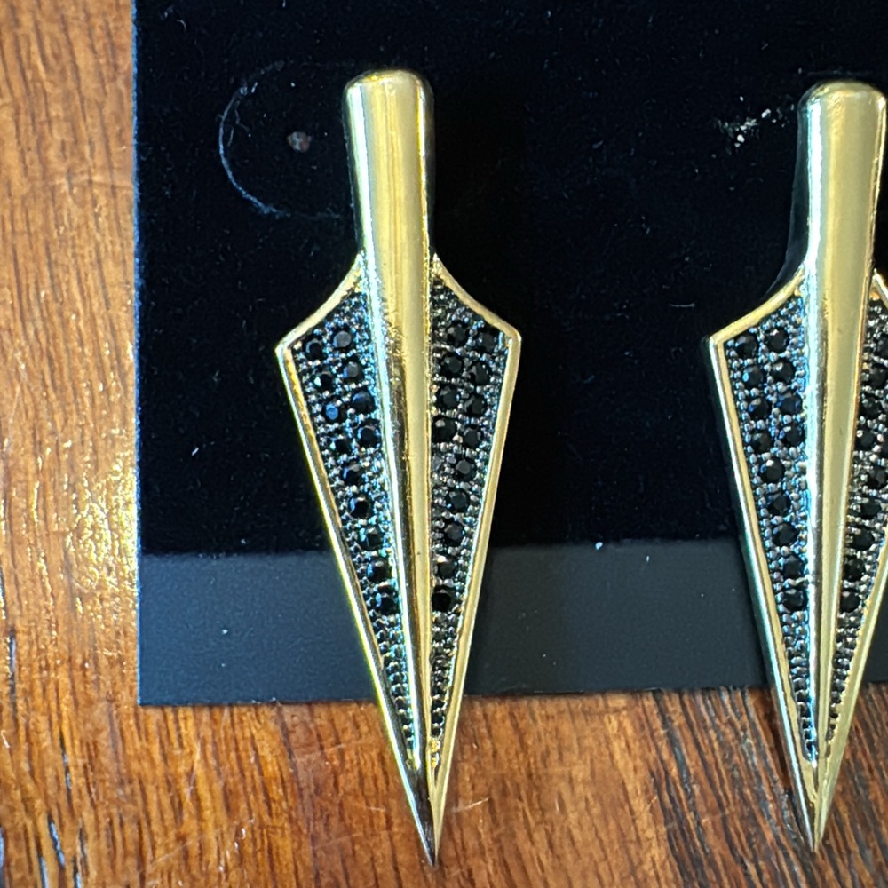 nOIr 18 karat plated over solid brass black cubic zirconia Arrow stud earrings - Picture 2 of 4